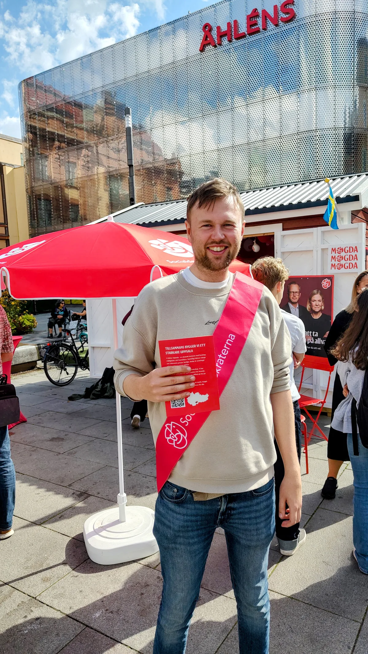 Erik Thor i Socialdemokraternas valstuga utanför Åhléns i Uppsala